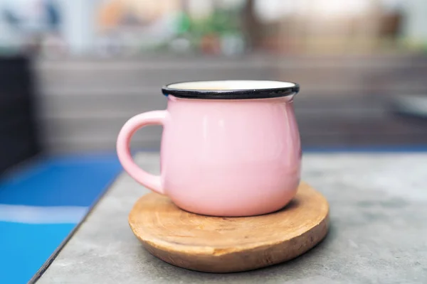 Kaffeetasse Rosa Glas Auf Holzteller — Stockfoto