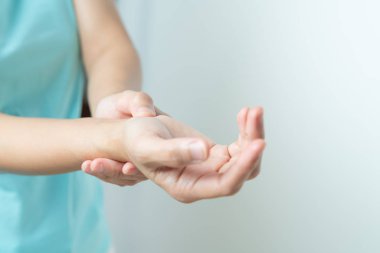 Kadın bilek ağrısı. ofis sendromu sağlık ve tıp konsepti