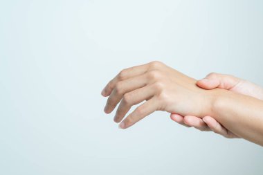 Kadın bilek ağrısı. ofis sendromu sağlık ve tıp konsepti