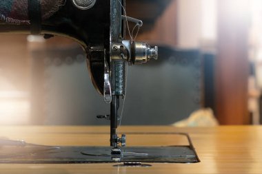 beyaz kumaş, bağbozumu dikiş makinesi stili ile dikiş makinesi