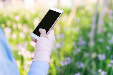 genç öğrenci kadın Smartphone cep telefonu ile bilek el ağrı süre alışveriş online. iş ve modern yaşam kavramı