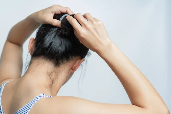 Vista Trasera Las Mujeres Apretando Cabello Concepto Estilo Vida —  Fotos de Stock