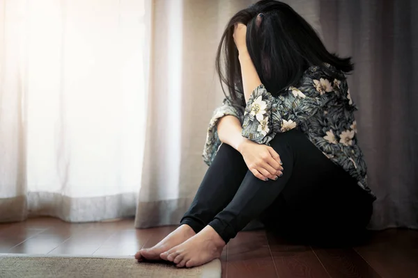 Donne Depresse Sedute Vicino Alla Tenda Soggiorno Sole Tristezza Concetto — Foto Stock