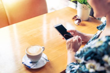 Kadınların elleri boş alan ekran metin ileti içeriği Kopyala, kafede dinlenme sırasında cep telefonuyla haber okumak kadın ile cep telefonu tutan