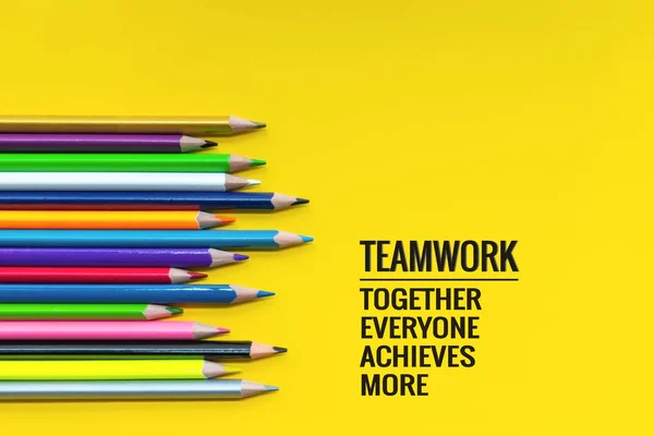 チームワークの概念 チームワーク 一緒に 実現より多くの単語と黄色の背景に色鉛筆のグループ — ストック写真