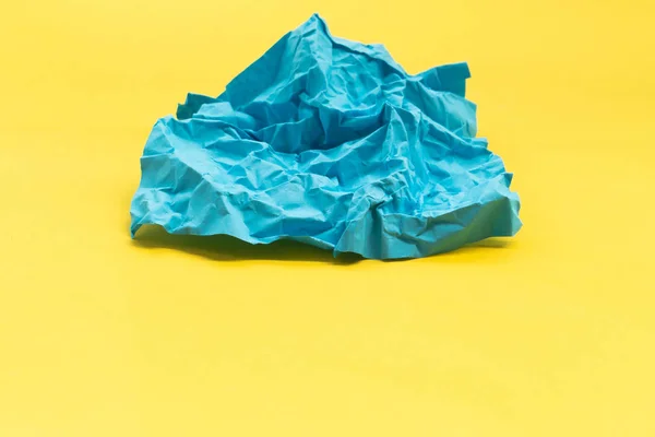 Papel Azul Amassado Sobre Fundo Amarelo Abstrato — Fotografia de Stock