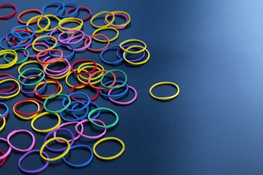 Liderlik iş kavramı. sarı renk lastik bant kurşun diğer renk kopya alanı ile