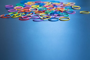 Çeşitlilik kavramı. siyah arka plan üzerinde renkli lastik bant tcopy alanı ile karıştırın