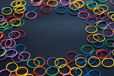 Bilgi paylaşımı kavramı, kopya alanı ile siyah arka plan üzerinde renkli lastik bant