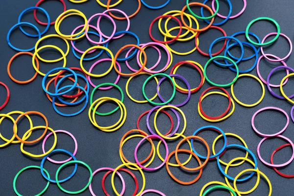 Çeşitlilik kavramı. siyah arka plan üzerinde renkli lastik bant mix
