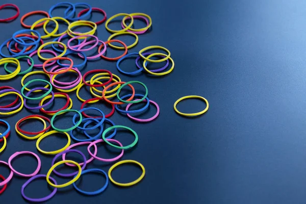 Liderlik iş kavramı. sarı renk lastik bant kurşun diğer renk kopya alanı ile