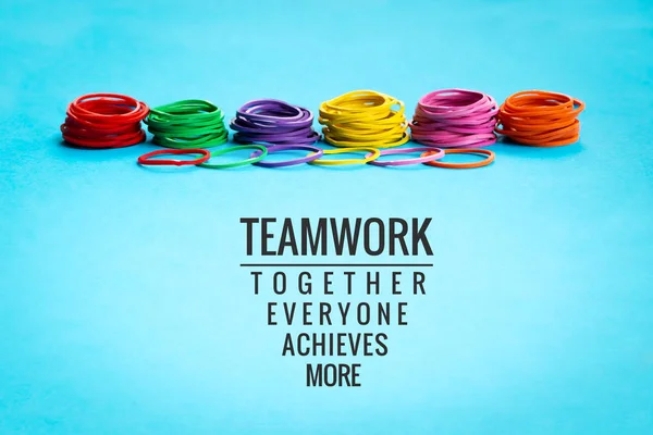 チームワークの概念 チームワーク 一緒に 実現より多くの単語と青の背景にカラフルなゴムバンドのグループ — ストック写真
