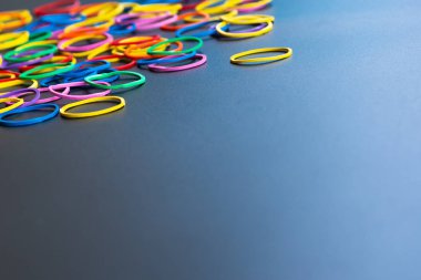 Liderlik iş kavramı. sarı renk lastik bant kurşun diğer renk kopya alanı ile