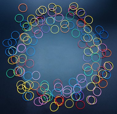 Çeşitlilik kavramı. siyah arka plan üzerinde renkli lastik bant tcopy alanı ile karıştırın