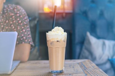 buzlu mocha kahve dizüstü bilgisayar kullanan çalışma adam ahşap tablo