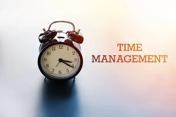 時間管理 仕事生活のバランスの概念 言葉時間管理で目覚まし時計 — ストック写真