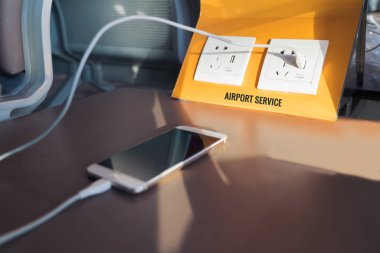 Ücretsiz elektrik Tak ve Usb takın, pil şarj istasyonu Havaalanı.