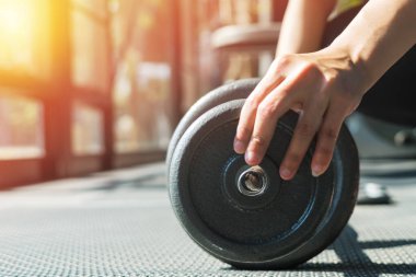 Kadın el çelik dumbbell bir spor salonu musclebuilding ayarlama