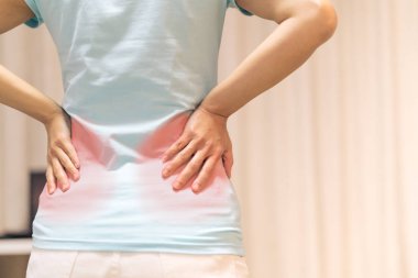 Evde sırtım ağrıyor. Kadınlar sırt ağrısından muzdariptir. Sağlık ve Tıp Konsepti