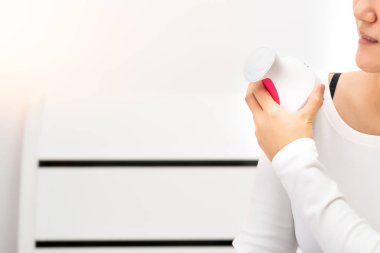 Kadınların omuz, omuz ve boyun masaj makinesi, yakın çekim, sağlık ve tıp konsepti