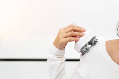 Sakin ol ve Masaj, elektrik kol, boyun ve omuz kadınlar omuz, portre, sağlık ve tıp kavramı çekme Masaj