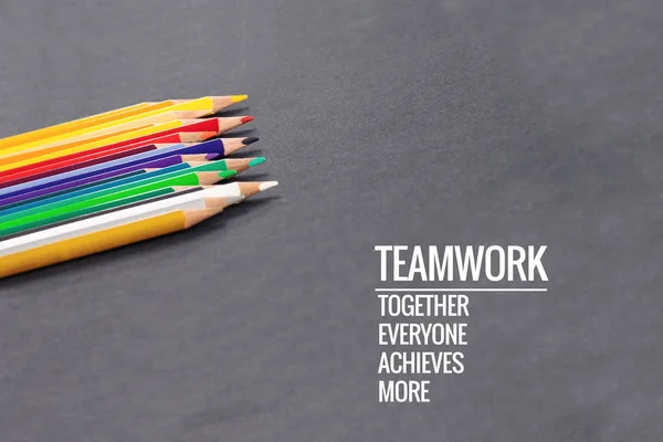 团队合作理念 组彩色铅笔在黑色的背景与字团队合作 大家一起 实现和更多 — 图库照片