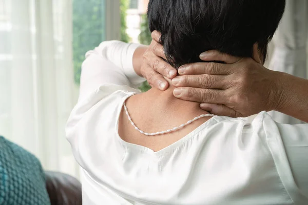 Anciana Que Sufre Dolor Cuello Primer Plano Concepto Problema Salud — Foto de Stock