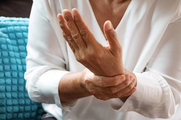 Mulher Velha Que Sofre Dor Mão Pulso Conceito Problema Saúde — Fotografia de Stock