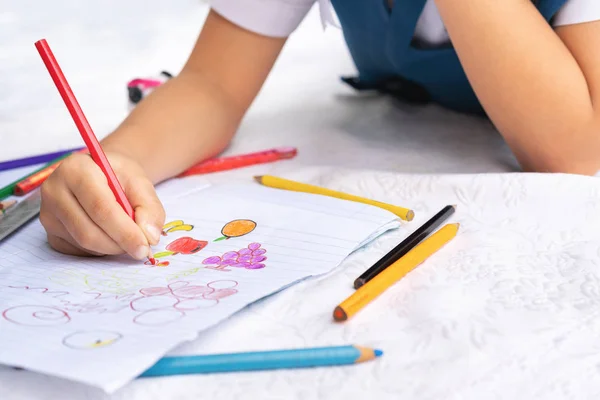 Malá Holčička Zapisuje Psaní Knihy Rozhodnutí Ponaučení Dívka Stanovit Kreslení — Stock fotografie