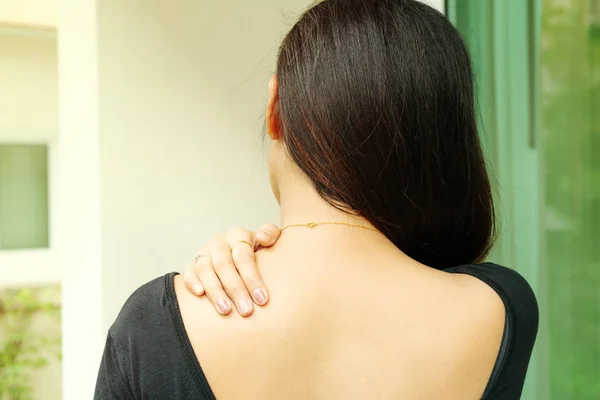 Mulheres Jovens Dor Pescoço Ombro Lesão Cuidados Saúde Conceito Médico — Fotografia de Stock