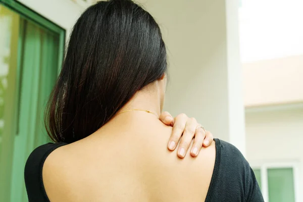 Mujeres Jóvenes Dolor Cuello Hombro Lesión Cuidado Salud Concepto Médico — Foto de Stock