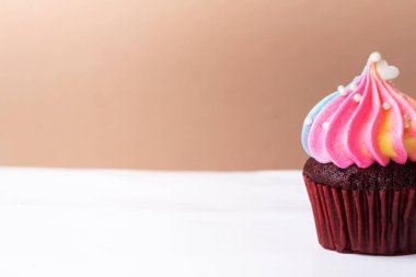 Sevimli küçük beyaz kalp üzerinde gökkuşağı krem kek, tatlı tatlı kavramı, yakın çekim