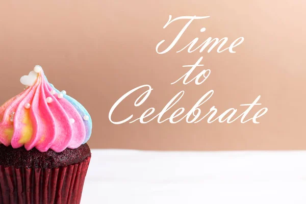 Tiempo Para Celebrar Lindo Corazón Blanco Cupcake Crema Arco Iris — Foto de Stock