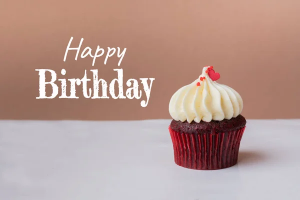 Feliz Cumpleaños Lindo Cupcake Con Pequeño Corazón Rojo Sobre Fondo — Foto de Stock