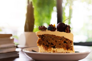 Havuçlu meyve kek kahve Cafe üzerinde parça yan görünümü kadar yakın