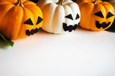 Cadılar Bayramı Balkabağı beyaz blackground hayalet yüzleri ile. kopya alanı