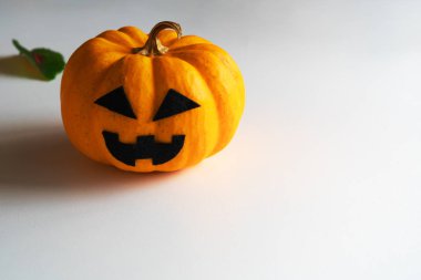 Cadılar Bayramı Balkabağı beyaz blackground hayalet yüzleri ile. kopya alanı