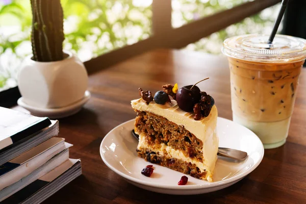 Pièce Gâteau Aux Carottes Café Glacé Sur Café Vue Latérale — Photo