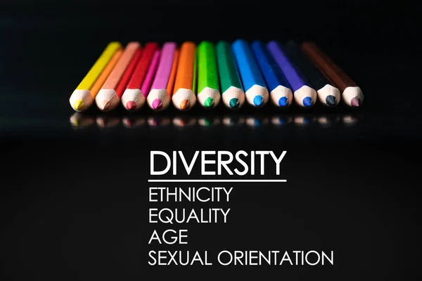 Concepto Diversidad Fila Lápiz Color Mezcla Sobre Fondo Negro Con —  Fotos de Stock