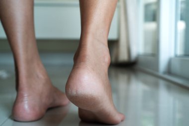 Kuru topuklu çıplak ayak kadın evde