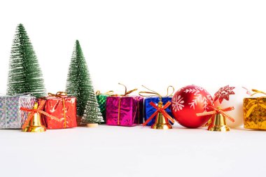 Noel arka plan kavramı. Noel hediye kutusu ve altın çan, çam kozalakları, beyaz zemin üzerine kırmızı ve beyaz top ile ağacı