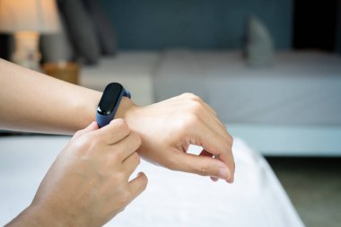 Akıllı Grup, fitness akıllı onun elini bandında dokunmadan kadınlar