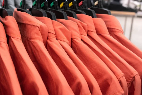 Erkek Giysisi Bir Sıra Kırmızı Adam Gömleği Dolapta Asılı — Stok fotoğraf