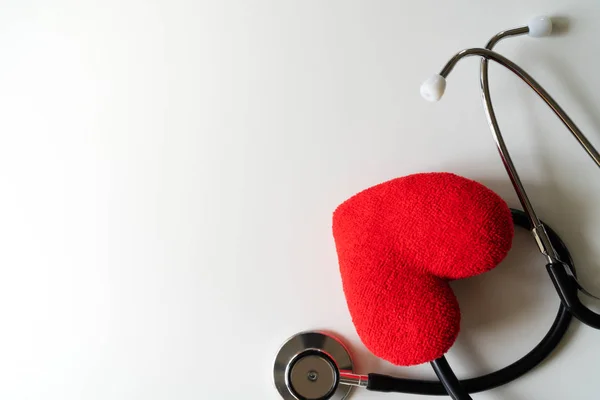 Estetoscópio Com Coração Vermelho Sobre Fundo Branco Conceito Saúde Medicina — Fotografia de Stock