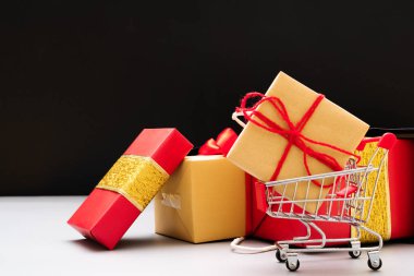 alışveriş sepeti ve hediye kutusu, Çin 11.11 gün satış konsepti ile alışveriş torbaları