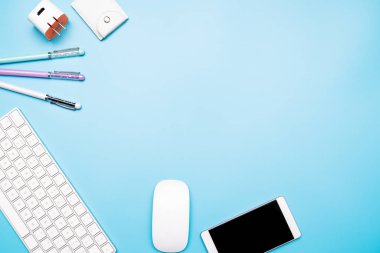 ofis masası bilgisayar klavye, fare, smartphone ve kalem. TOPVIEW, kopya alanı