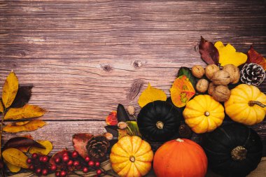 Tahta masadaki kabak ve fındıklı Şükran Günü 'n kutlu olsun.