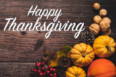 Tahta masadaki kabak ve fındıklı Şükran Günü 'n kutlu olsun.