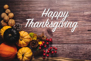 Tahta masadaki kabak ve fındıklı Şükran Günü 'n kutlu olsun.