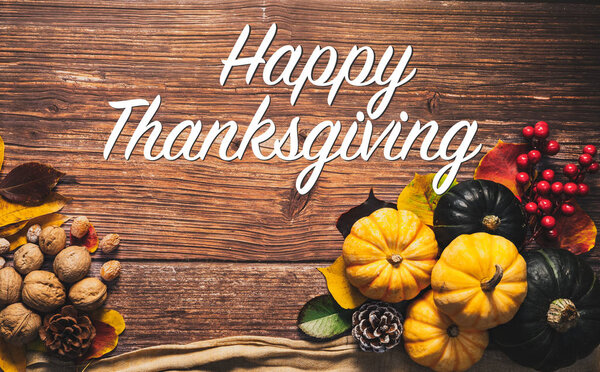 С Днем Благодарения с тыквой и орехом на деревянном столе